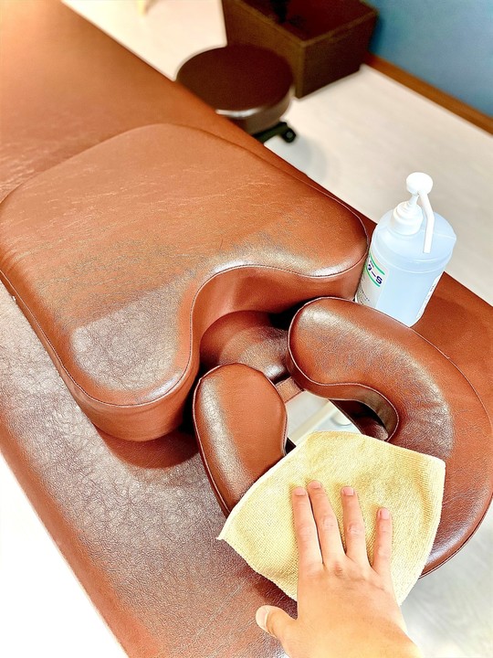 整体院CUCULEでは施術後のベッド、枕を毎回消毒しております。