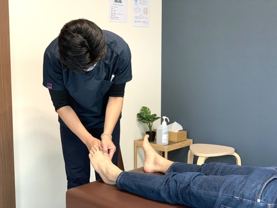 整体院CUCULEでは施術の前に姿勢や歪みなどの検査を行い症状の原因を分析いたします