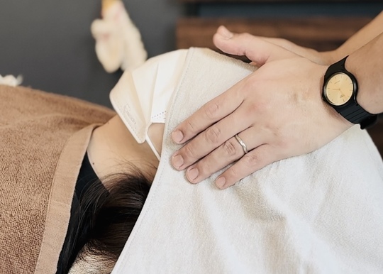 整体院CUCULE 池上のヘッドケア整体施術風景