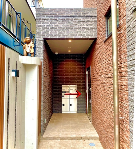 右側に入口がございます