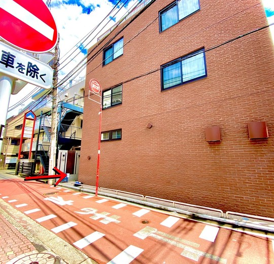 左に曲がったすぐ右側に入口がございます。